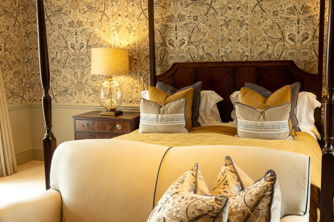 Hotel Ellenborough Park à Cheltenham Extérieur photo A bedroom at The Connaught